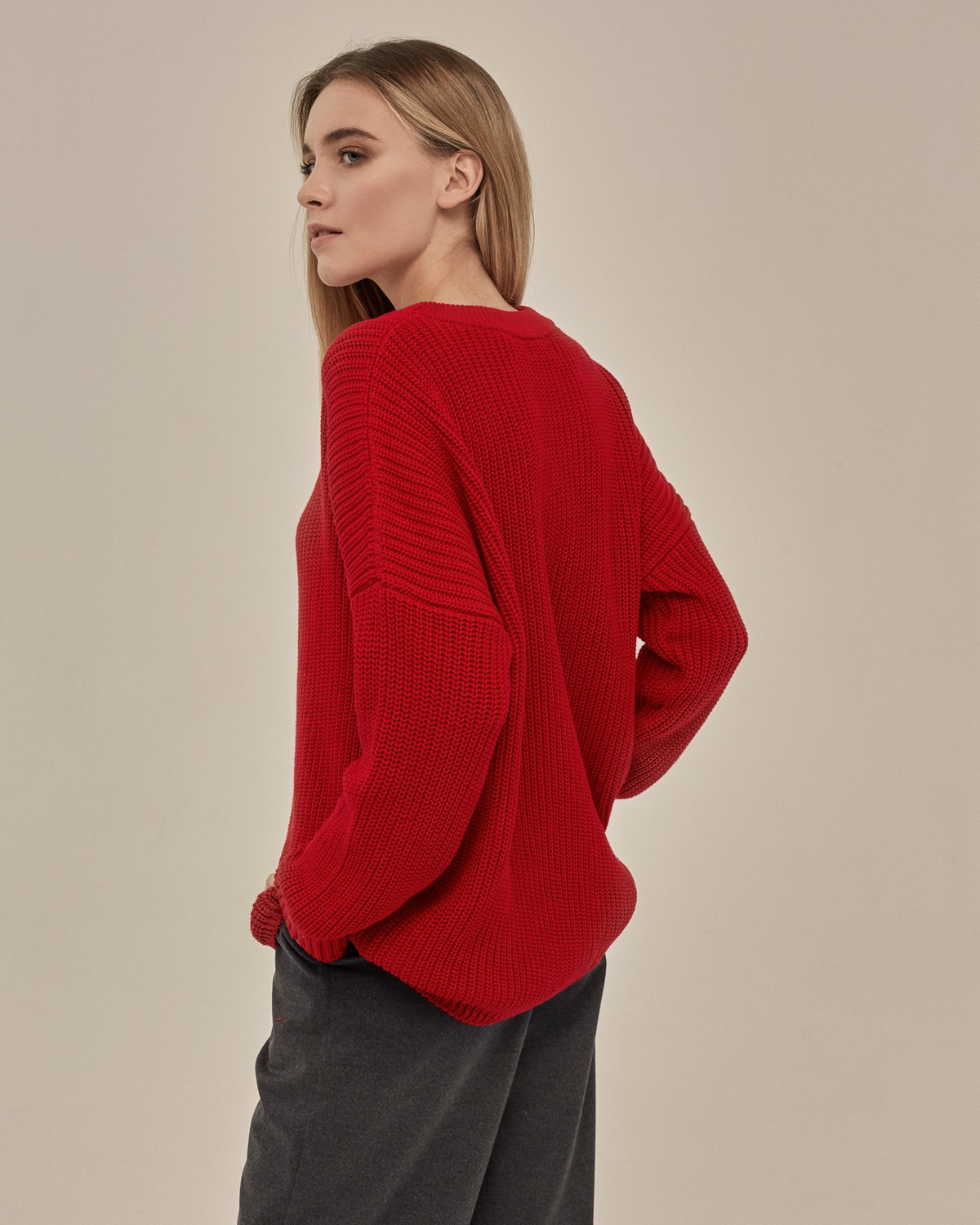 Хлопковый свитер крупной вязки с круглым вырезом. В нем удобно и уютно, его обладательница будет выглядеть как никогда женственно и изящно. Нежный хлопок дышит и позволяет поддерживать оптимальный температурный режим.