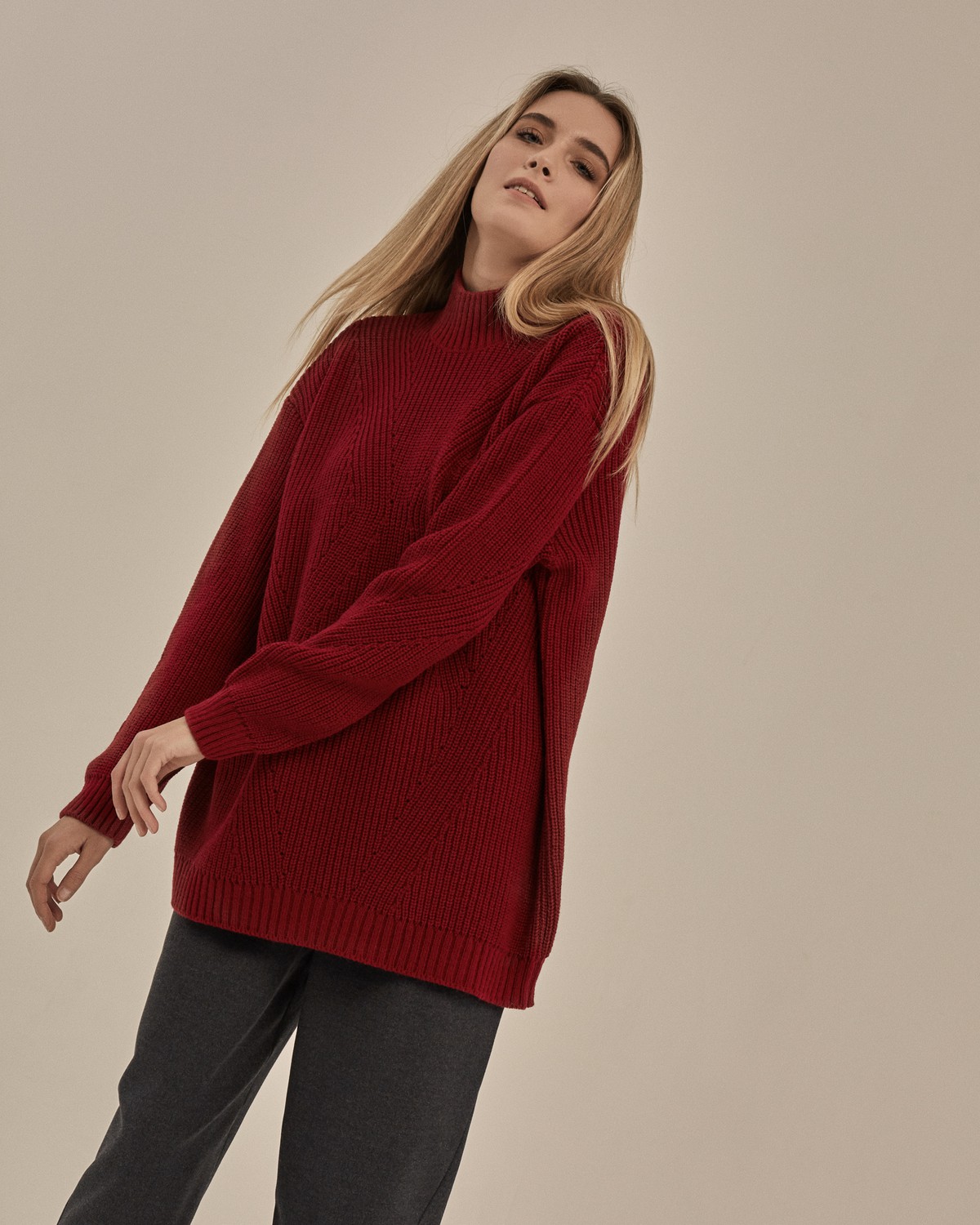 Теплый свитер с добавлением шерсти альпака. Модель дополнена фигурной вязкой спереди. Приятной особенностью является то, что свитер мягкий на ощупь и не колется. Сочетайте данную модель с джинсами или в деловом образе.