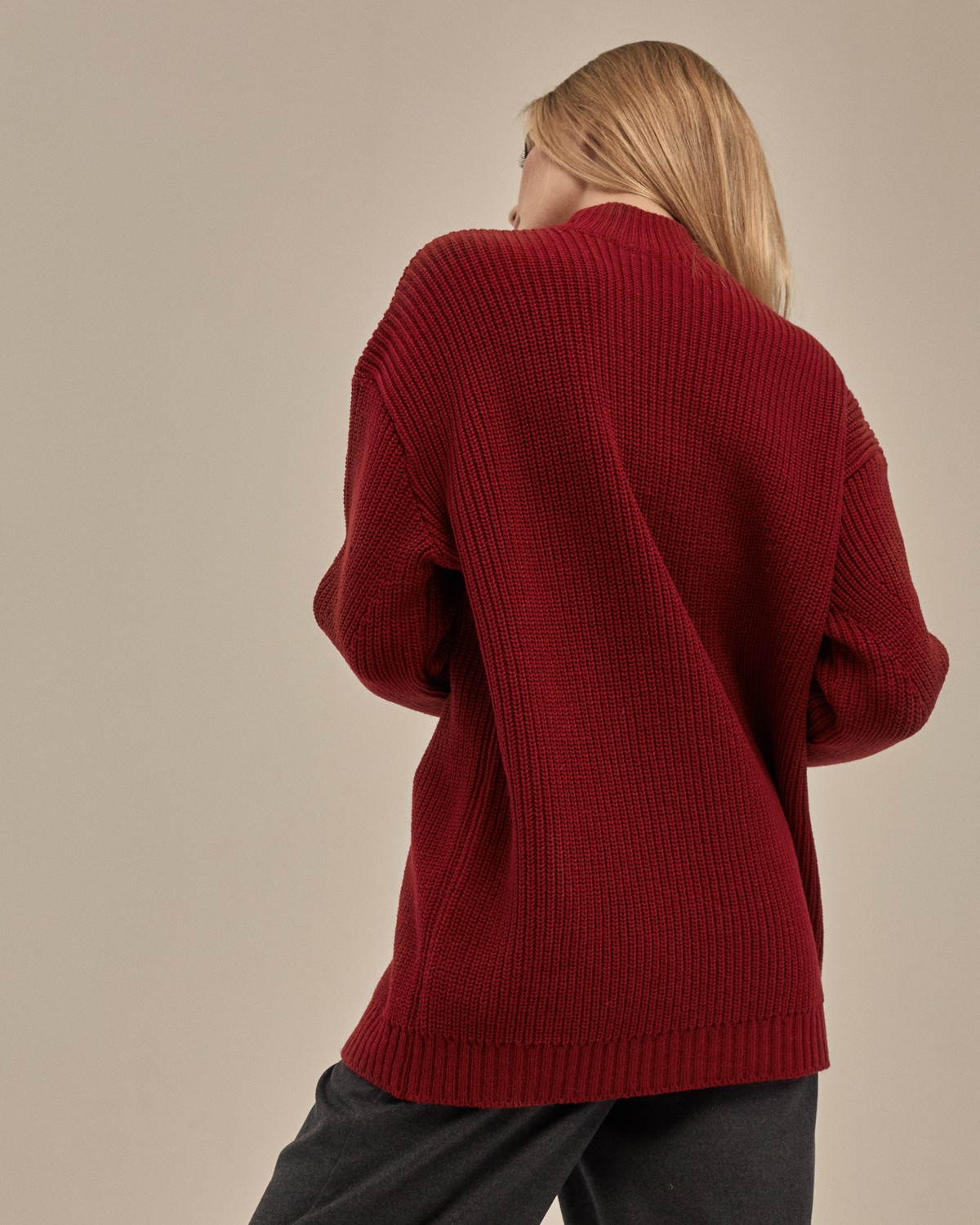 Теплый свитер с добавлением шерсти альпака. Модель дополнена фигурной вязкой спереди. Приятной особенностью является то, что свитер мягкий на ощупь и не колется. Сочетайте данную модель с джинсами или в деловом образе.