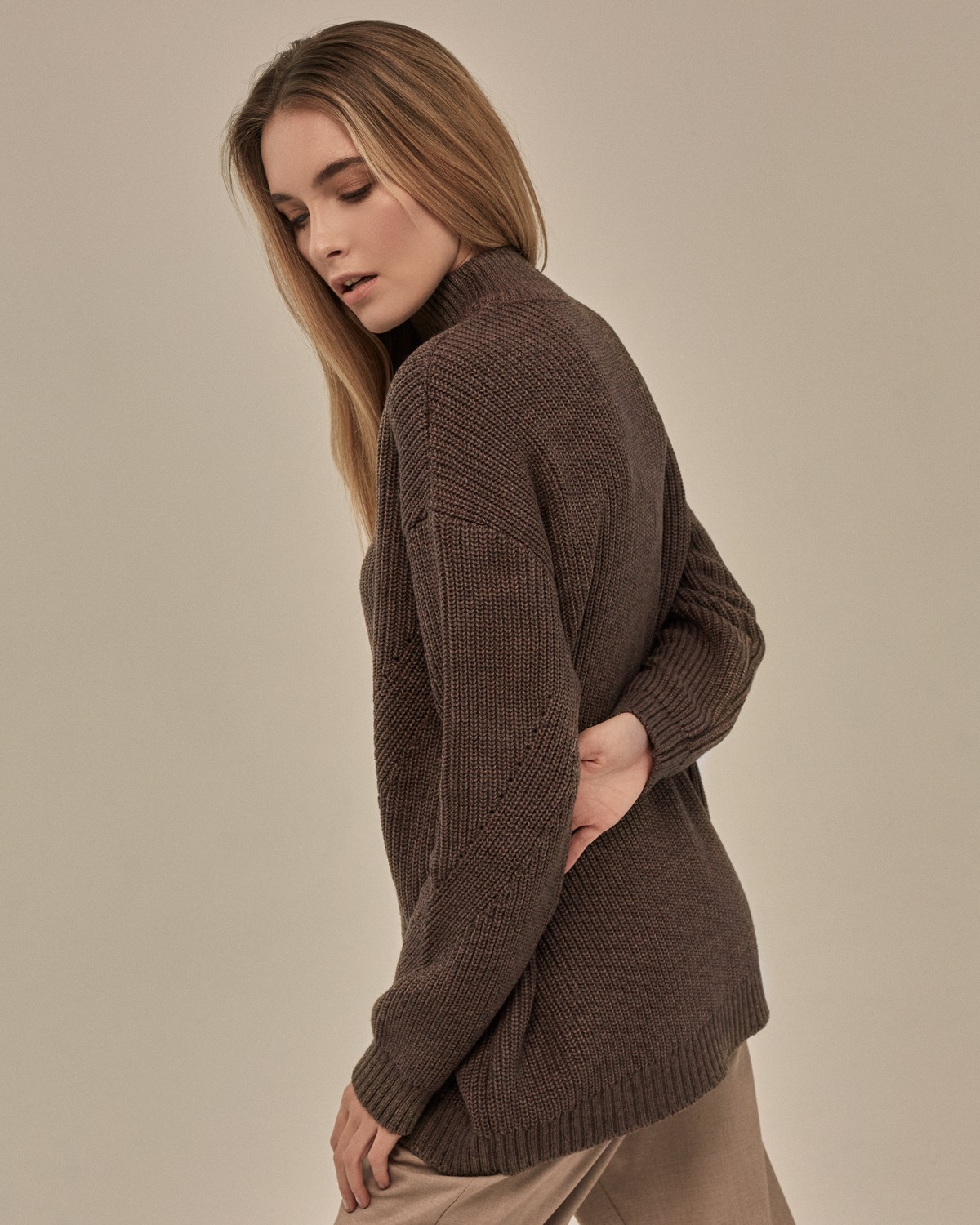 Теплый свитер с добавлением шерсти альпака. Модель дополнена фигурной вязкой спереди. Приятной особенностью является то, что свитер мягкий на ощупь и не колется. Сочетайте данную модель с джинсами или в деловом образе.