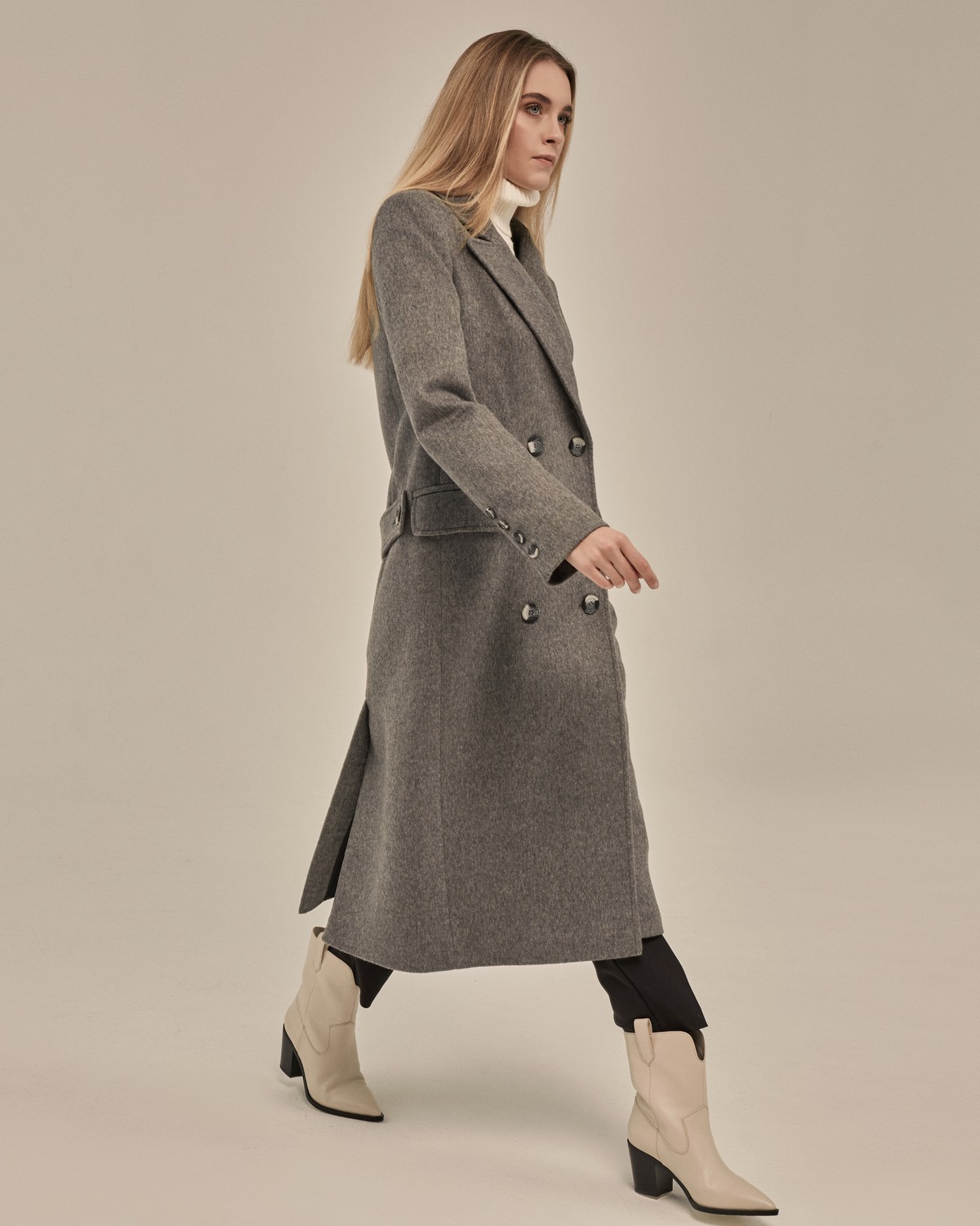 Двубортное пальто прямого кроя длины миди из мягкой шерсти на подкладе с двумя шлицами. Дополнено хлястиком на спинке. Главное преимущество этой модели - структурированный силуэт.

На модели размер XS