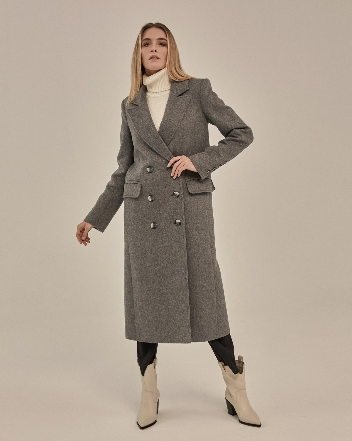 Двубортное пальто прямого кроя длины миди из мягкой шерсти на подкладе с двумя шлицами. Дополнено хлястиком на спинке. Главное преимущество этой модели - структурированный силуэт.

На модели размер XS