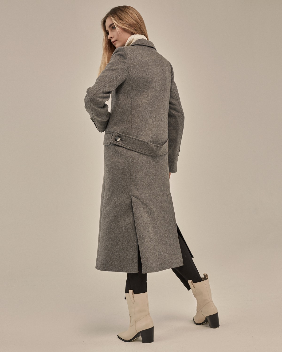 Двубортное пальто прямого кроя длины миди из мягкой шерсти на подкладе с двумя шлицами. Дополнено хлястиком на спинке. Главное преимущество этой модели - структурированный силуэт.

На модели размер XS