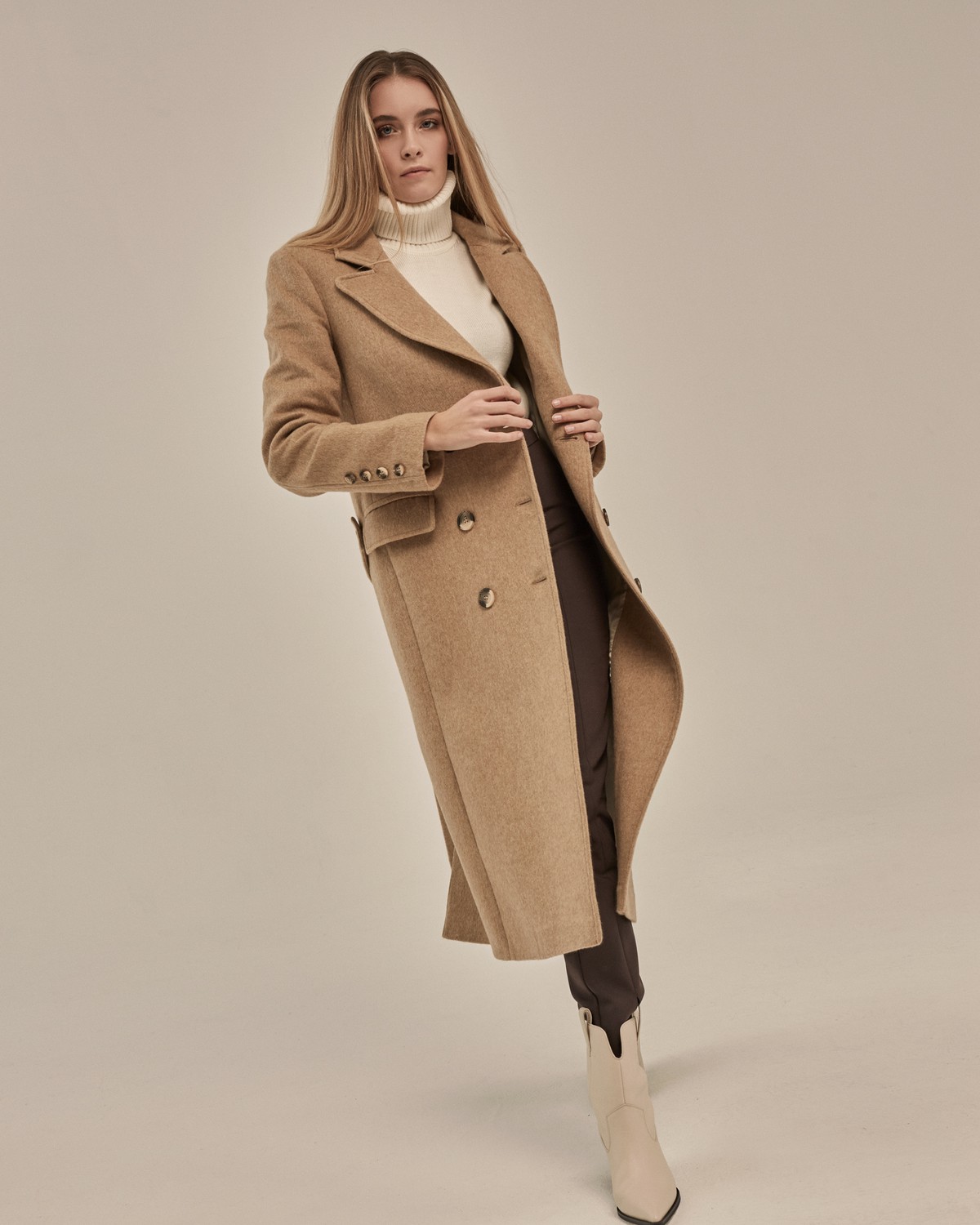 Двубортное пальто прямого кроя длины миди из мягкой шерсти на подкладе с двумя шлицами. Дополнено хлястиком на спинке. Главное преимущество этой модели - структурированный силуэт.

На модели размер XS