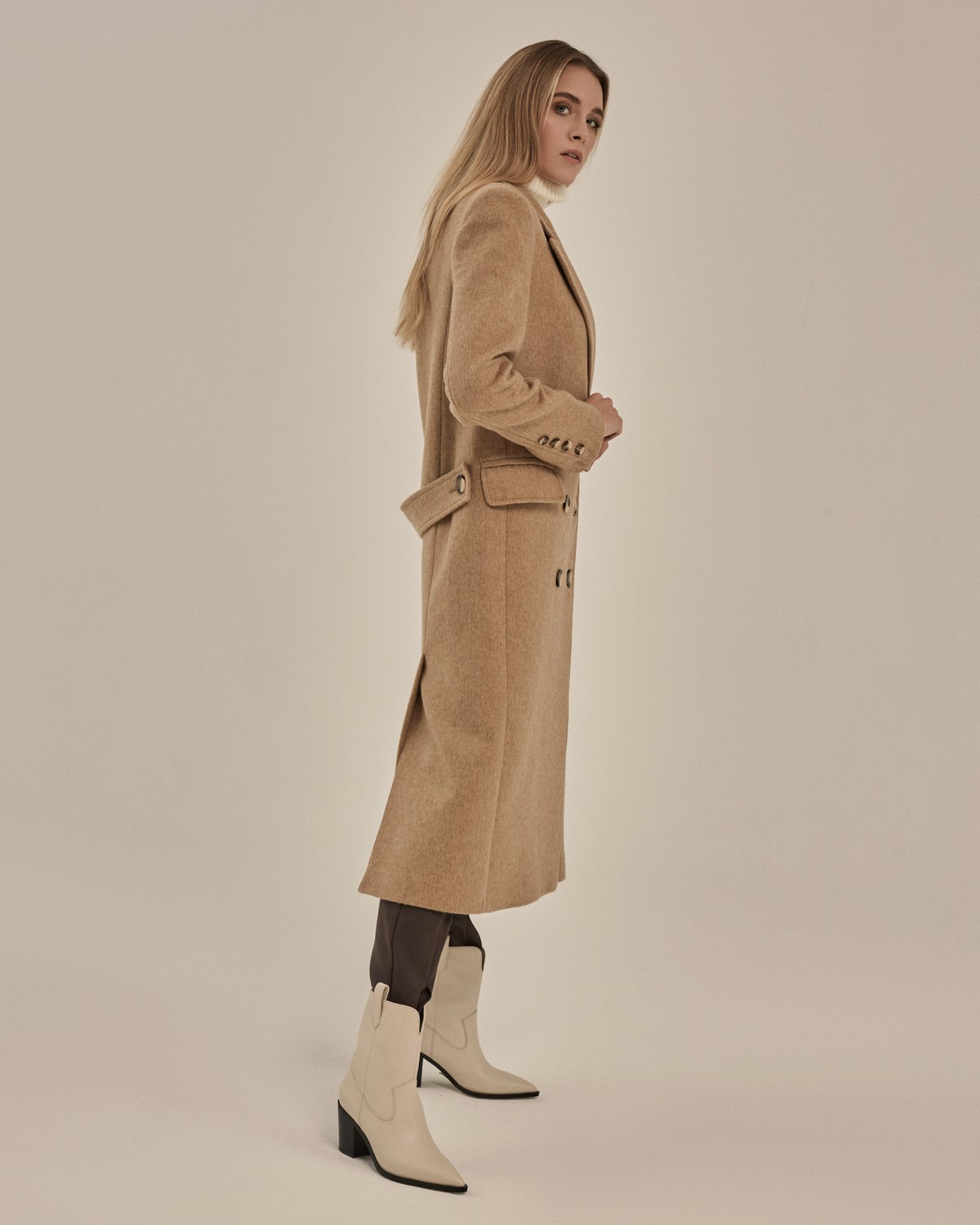 Двубортное пальто прямого кроя длины миди из мягкой шерсти на подкладе с двумя шлицами. Дополнено хлястиком на спинке. Главное преимущество этой модели - структурированный силуэт.

На модели размер XS