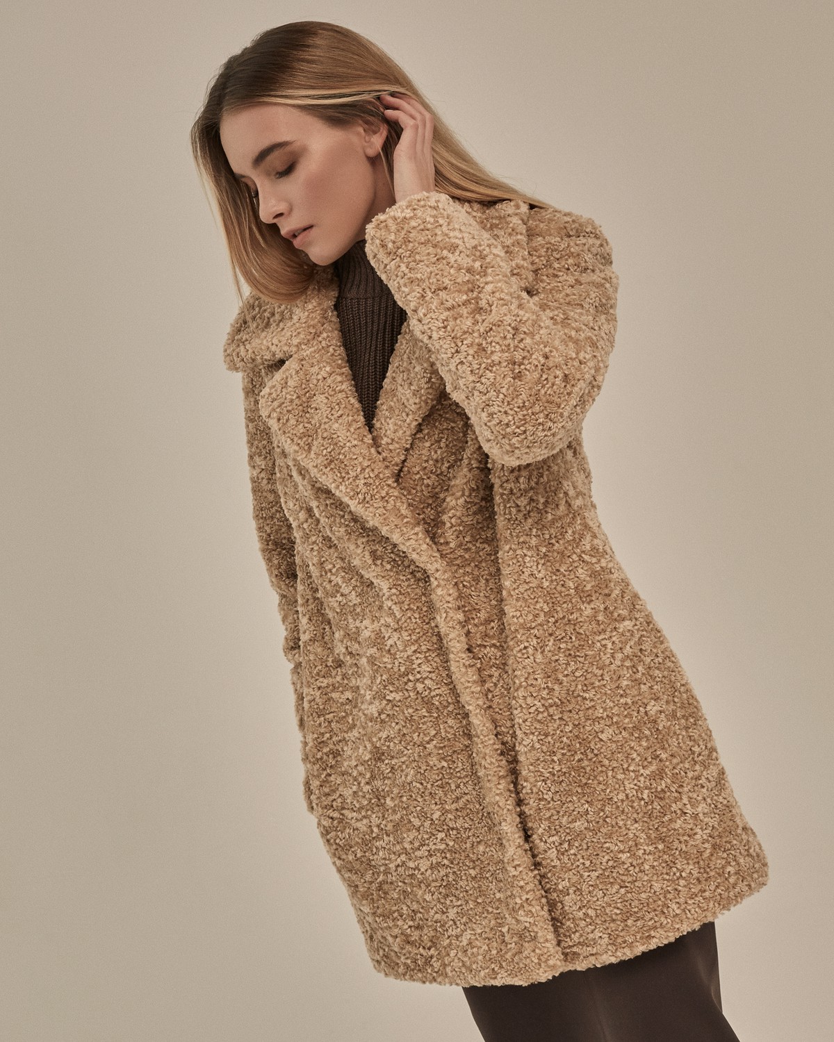 Укороченная шуба из искусственного меха с отделкой под овчину. Застегивается на кнопки. Универсальный фасон позволяет создавать как повседневные, так и вечерние образы.

Температурный режим: до -7/-10 градусов

На модели размер XS