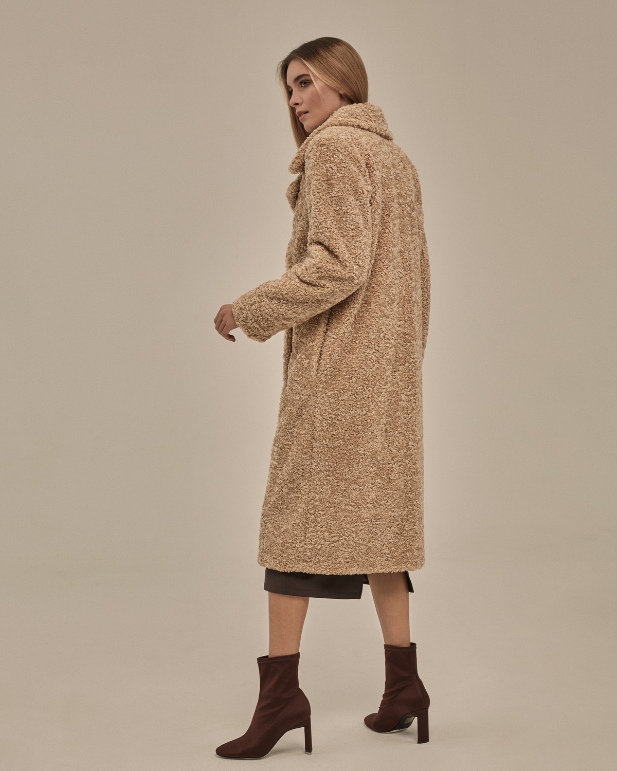 Удлиненнаяшуба из искусственного меха с отделкой под овчину. Застегивается на кнопки. Универсальный фасон позволяет создавать как повседневные, так и вечерние образы.

Температурный режим: до -7/-10 градусов

На модели размер XS