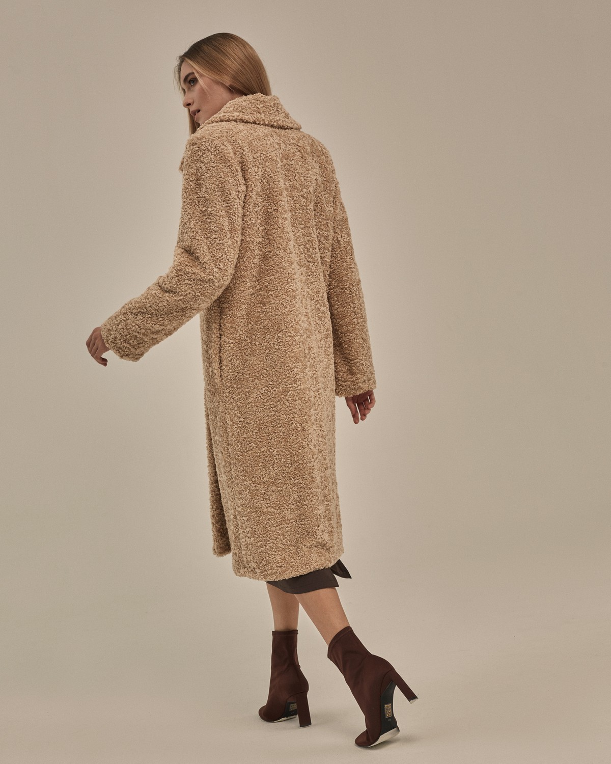 Удлиненнаяшуба из искусственного меха с отделкой под овчину. Застегивается на кнопки. Универсальный фасон позволяет создавать как повседневные, так и вечерние образы.

Температурный режим: до -7/-10 градусов

На модели размер XS