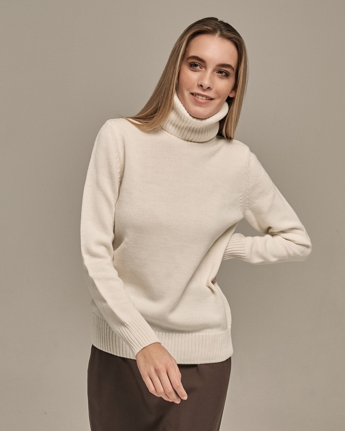 Базовая водолазка с высоким горлом и длинным рукавом из шерстяного трикотажа. Прекрасно сочетается с жакетами и пальто и подойдет любому типу фигуры.

На модели размерXS/S