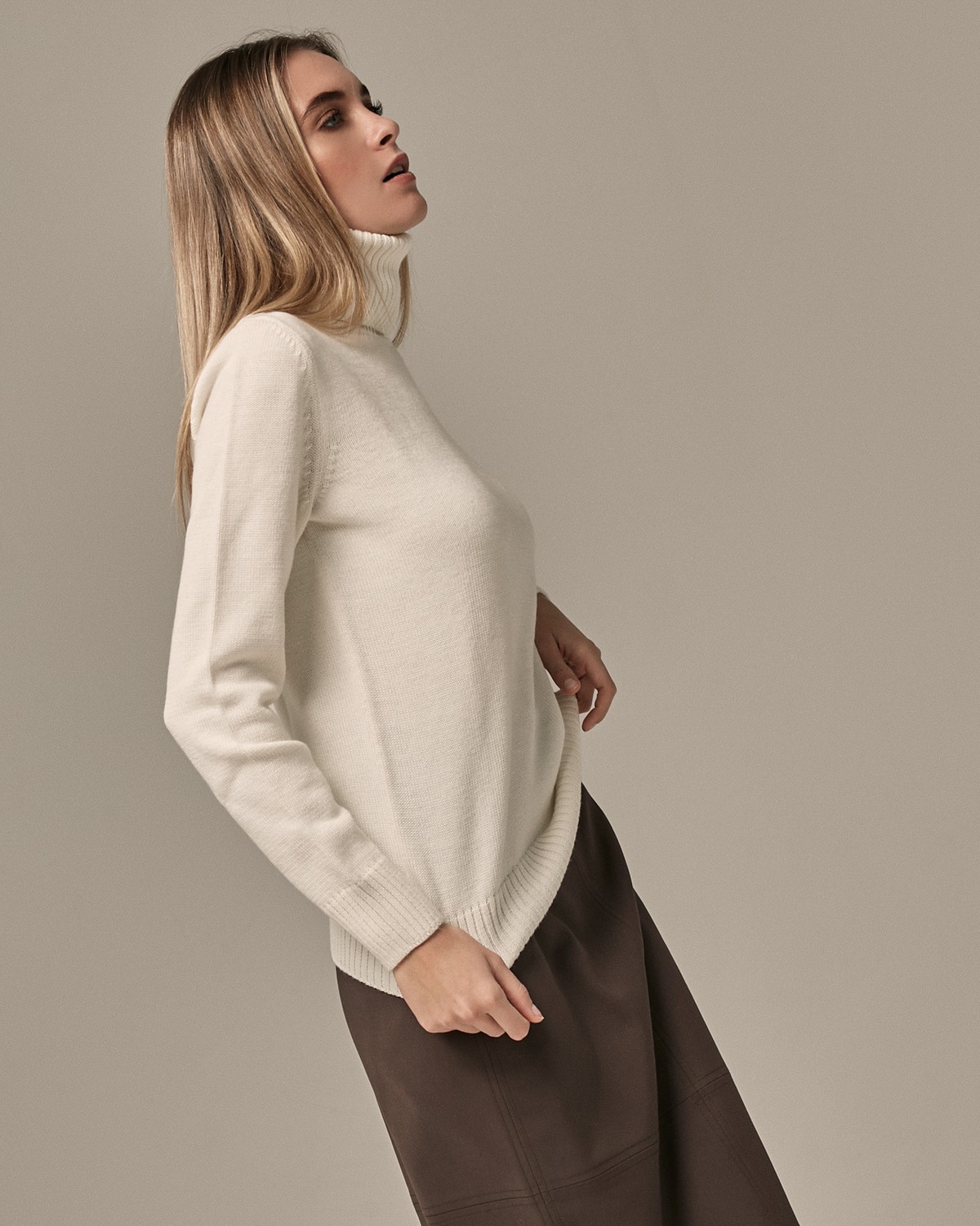 Базовая водолазка с высоким горлом и длинным рукавом из шерстяного трикотажа. Прекрасно сочетается с жакетами и пальто и подойдет любому типу фигуры.

На модели размерXS/S