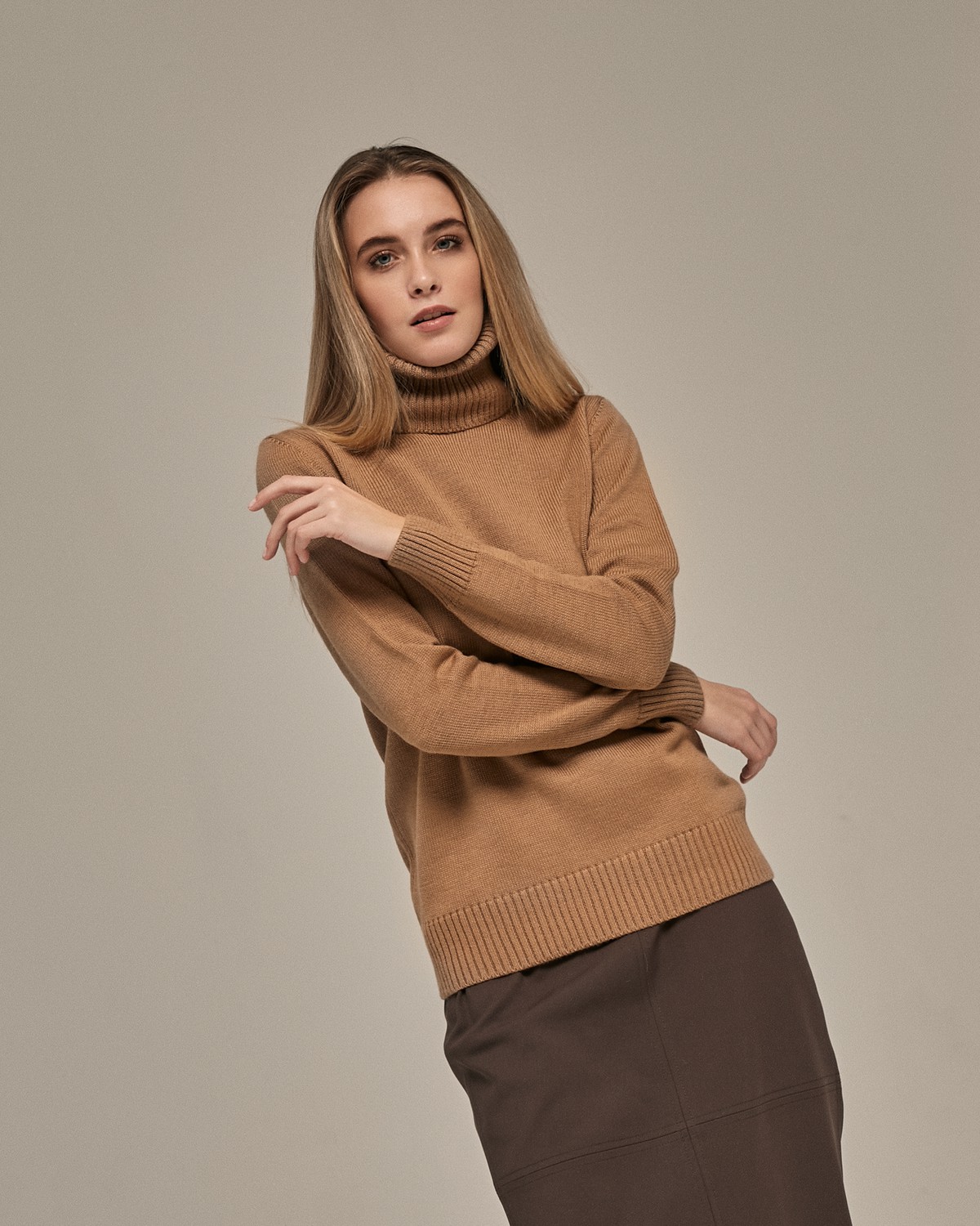 Базовая водолазка с высоким горлом и длинным рукавом из шерстяного трикотажа. Прекрасно сочетается с жакетами и пальто и подойдет любому типу фигуры.

На модели размерXS/S