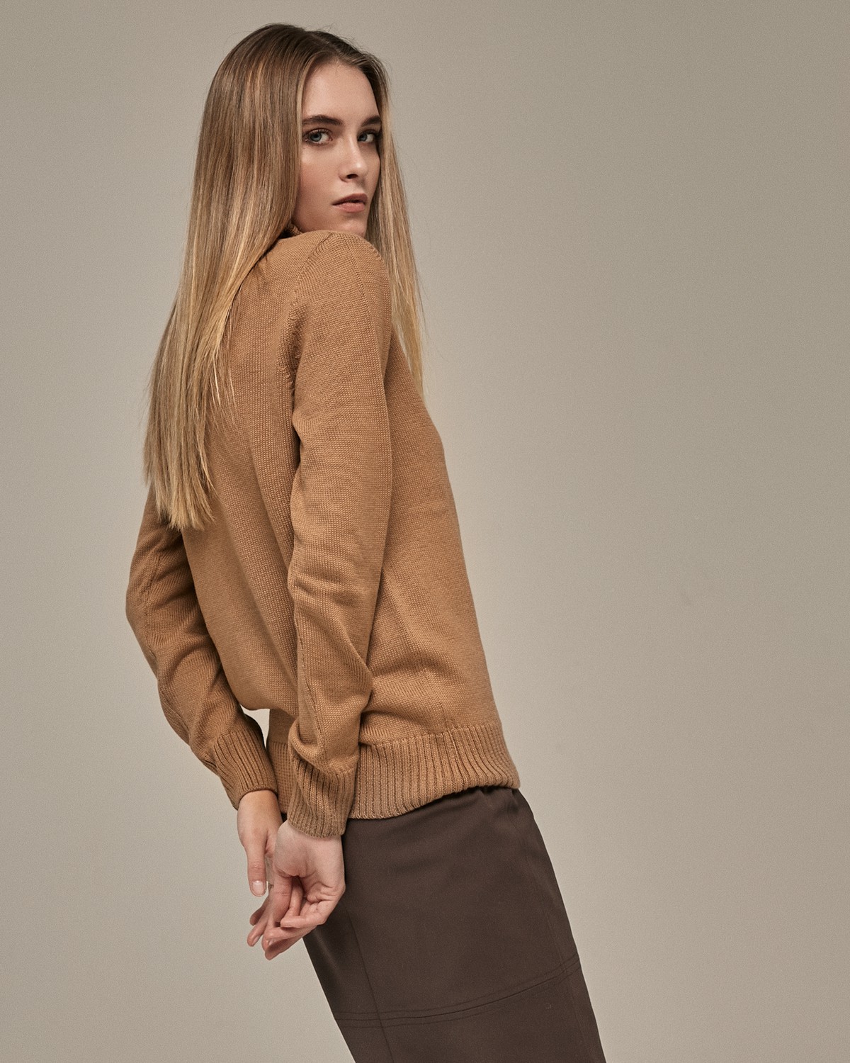 Базовая водолазка с высоким горлом и длинным рукавом из шерстяного трикотажа. Прекрасно сочетается с жакетами и пальто и подойдет любому типу фигуры.

На модели размерXS/S