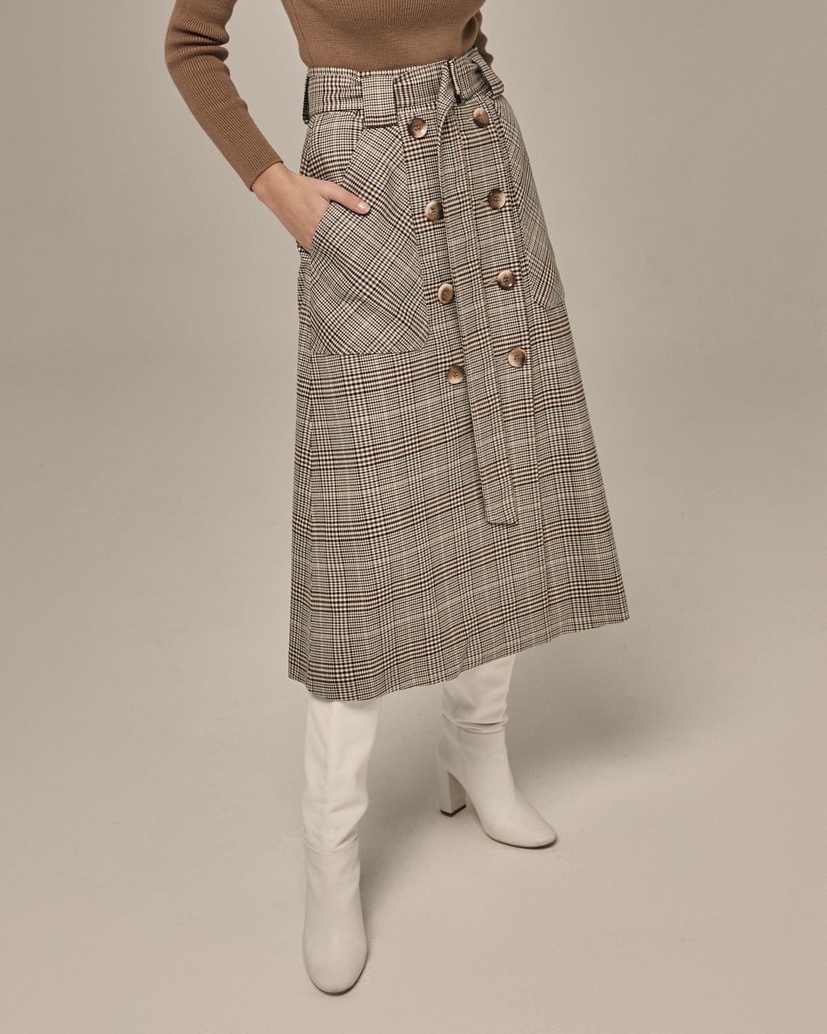 Двубортная юбка,расширенная к низу, с отрезным поясом,застегивающимся на 1 пуговицу и 1 глазковую петлю. Съемный пояс позволяет дополнять образ подходящими аксессуарами. Юбку можно сочетать как со строгой рубашкой, так и с расслабленной блузой для вечернего выхода.

На модели размер XS