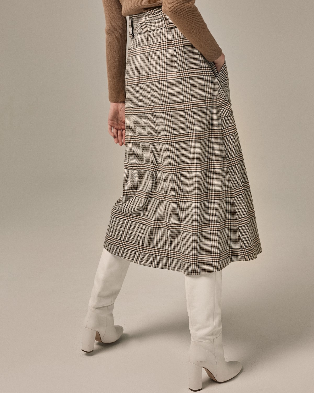 Двубортная юбка,расширенная к низу, с отрезным поясом,застегивающимся на 1 пуговицу и 1 глазковую петлю. Съемный пояс позволяет дополнять образ подходящими аксессуарами. Юбку можно сочетать как со строгой рубашкой, так и с расслабленной блузой для вечернего выхода.

На модели размер XS