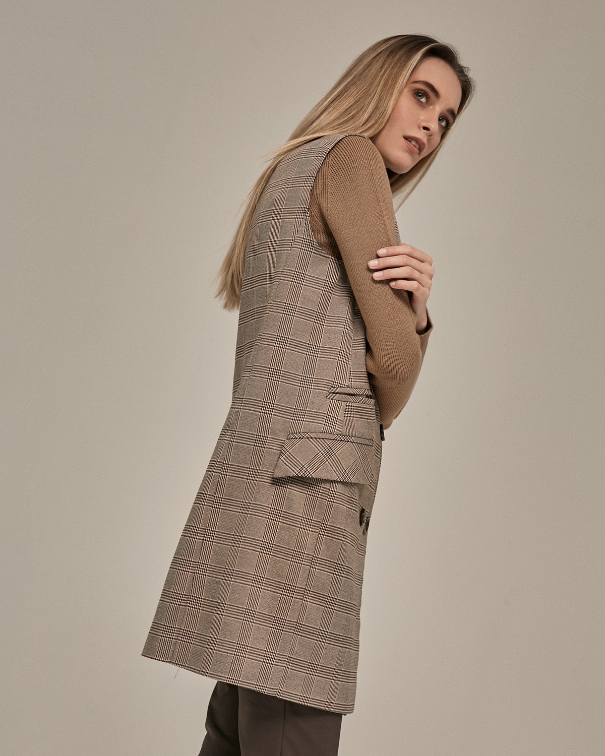 Двубортный жилет из плотной ткани, дополненный карманами. Сочетайте его с брюками в тон или джинсами, создавая множество образов. Универсальная вещь на осень, так как жилет можно использовать как верхний слой вместо тренча или накидки.

На модели размер XS