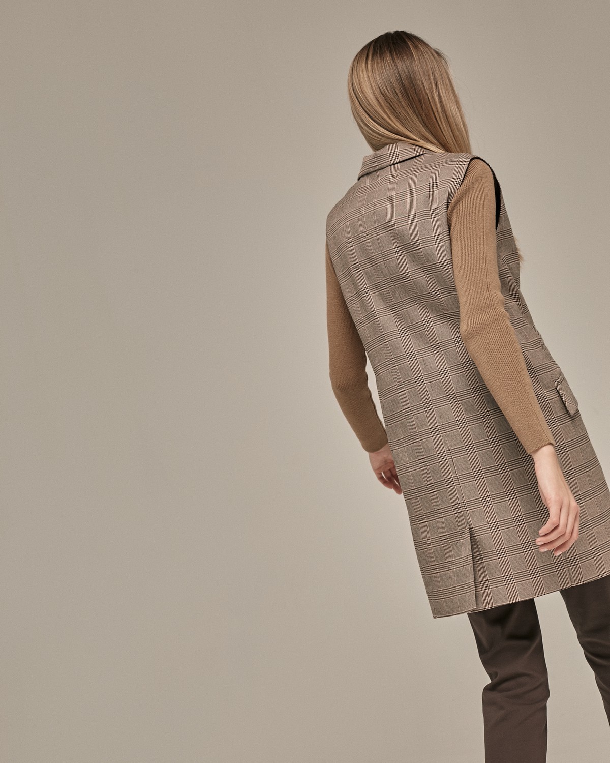 Двубортный жилет из плотной ткани, дополненный карманами. Сочетайте его с брюками в тон или джинсами, создавая множество образов. Универсальная вещь на осень, так как жилет можно использовать как верхний слой вместо тренча или накидки.

На модели размер XS