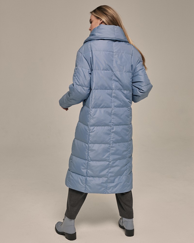 Пуховик-одеяло, цвет: серо-голубой Allweneed Стеганый пуховик - пик популярности в этом сезоне. Данная модель дополненавысоким воротом. Он позволяет носить пуховик без шарфа.
Изделие дополнено втачными карманами.Застежка на кнопки.
У модели удобный крой рукава, что позволяет подвернуть или укоротить его.
Защищает от ветра и дождя, держит тепло до -25.
На модели размер XS/S
