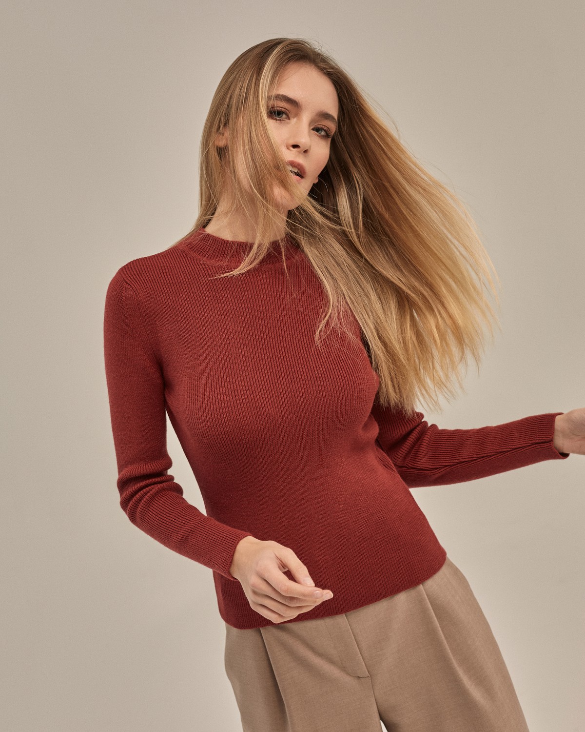 Джемпер из шерстяного трикотажа с длинным рукавом. В сочетании с юбкой в тон позволит создать расслабленный образ в стилеcasual.

На модели размер XS/S