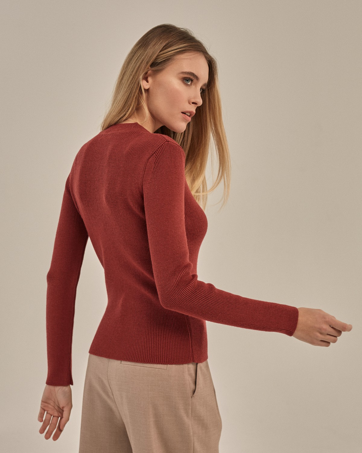 Джемпер из шерстяного трикотажа с длинным рукавом. В сочетании с юбкой в тон позволит создать расслабленный образ в стилеcasual.

На модели размер XS/S