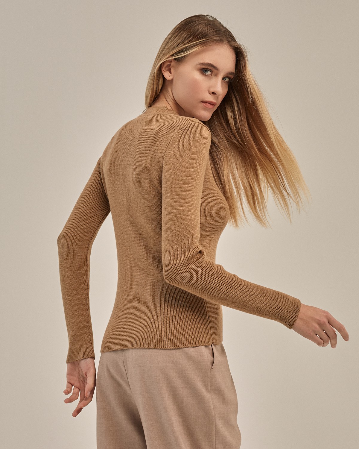 Джемпер из шерстяного трикотажа с длинным рукавом. В сочетании с юбкой в тон позволит создать расслабленный образ в стилеcasual.

На модели размер XS/S