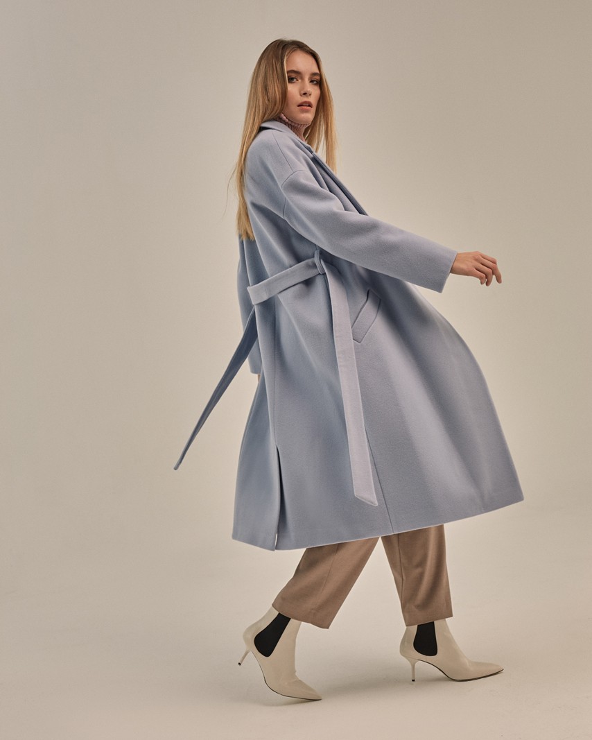Пальто-халат Harvey со спущенным рукавом, цвет: серо-голубой Allweneed Пальто-халат из плотной шерсти. Модель прямого силуэтас английским воротником.Пальто дополнено двумя вместительными карманами,без застежки, с поясом из основного материала.
На модели размер XS