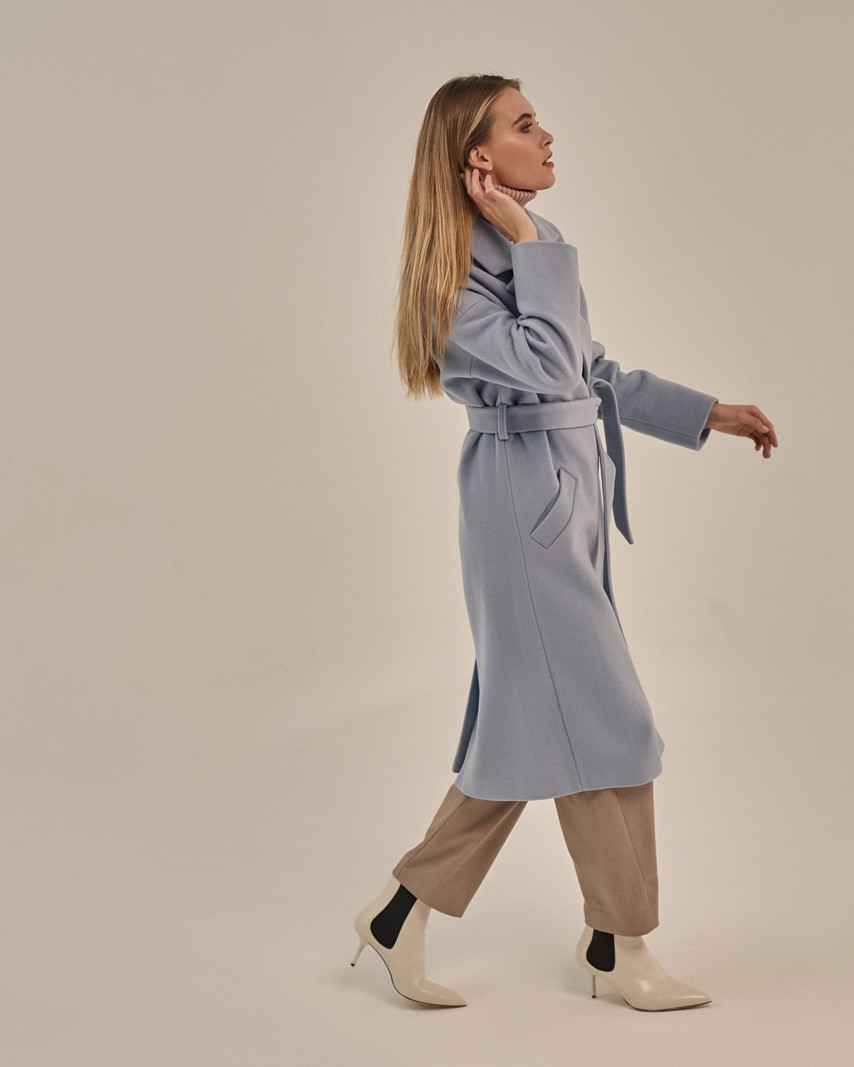 Пальто-халат Harvey со спущенным рукавом, цвет: серо-голубой Allweneed Пальто-халат из плотной шерсти. Модель прямого силуэтас английским воротником.Пальто дополнено двумя вместительными карманами,без застежки, с поясом из основного материала.
На модели размер XS