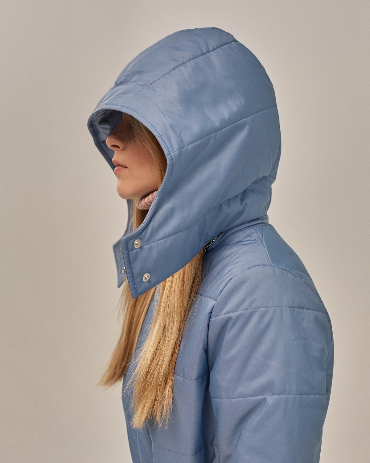 Пуховик с поясом, цвет: серо-голубой Allweneed Пальто стеганое на био пухе. Модель однобортная прямого силуэта, дополнена поясом в тон изделия. Пуховик имеет карманы и теплый съемный капюшон, который способен защитить от ветра и снега.
Пуховик держит тепло до -10
На модели размер XS