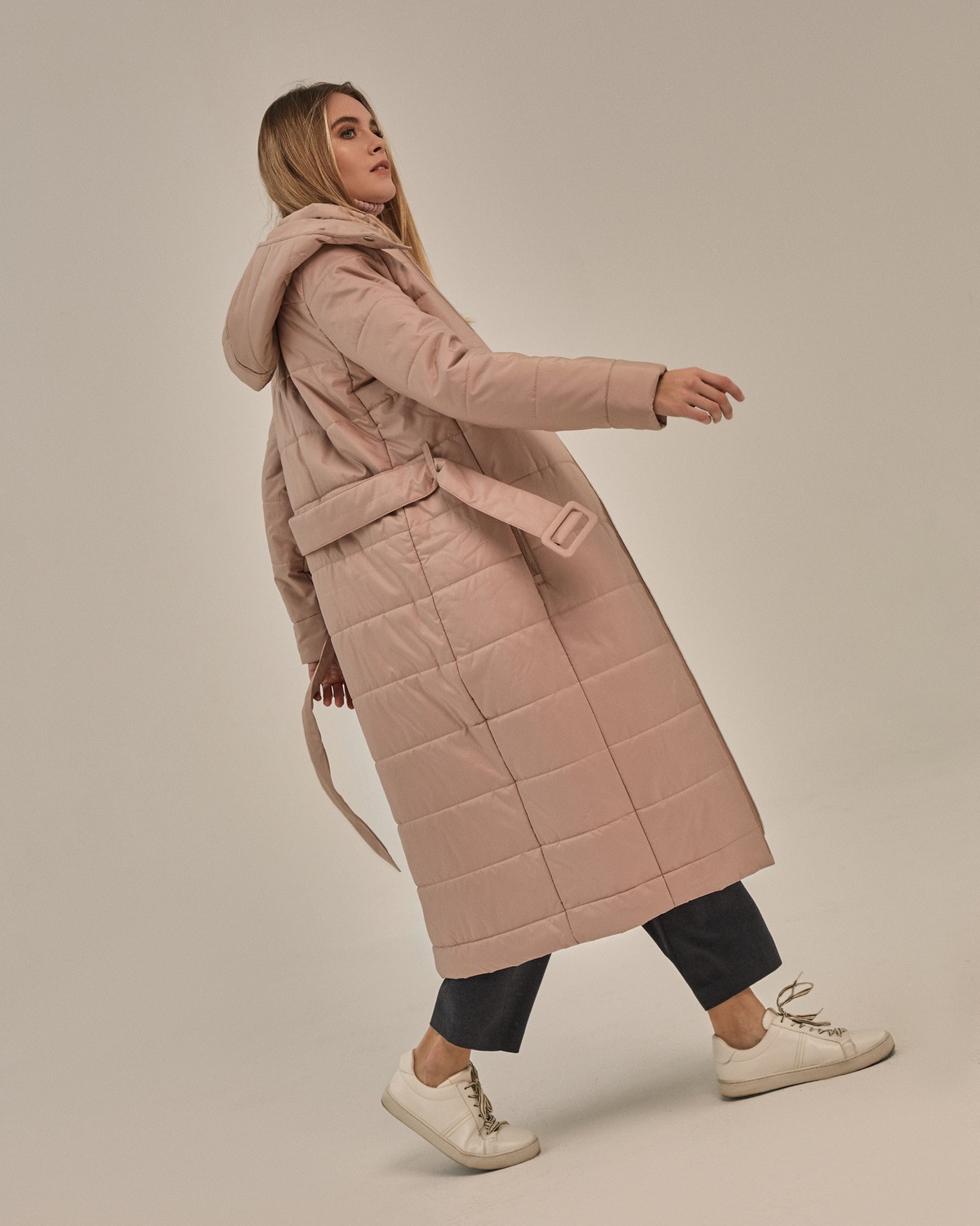 Пальто стеганое на био пухе. Модель однобортная прямого силуэта, дополнена поясом в тон изделия. Пуховик имеет карманы и теплый съемный капюшон, который способен защитить от ветра и снега.

Пуховик держит тепло до -10

На модели размер XS