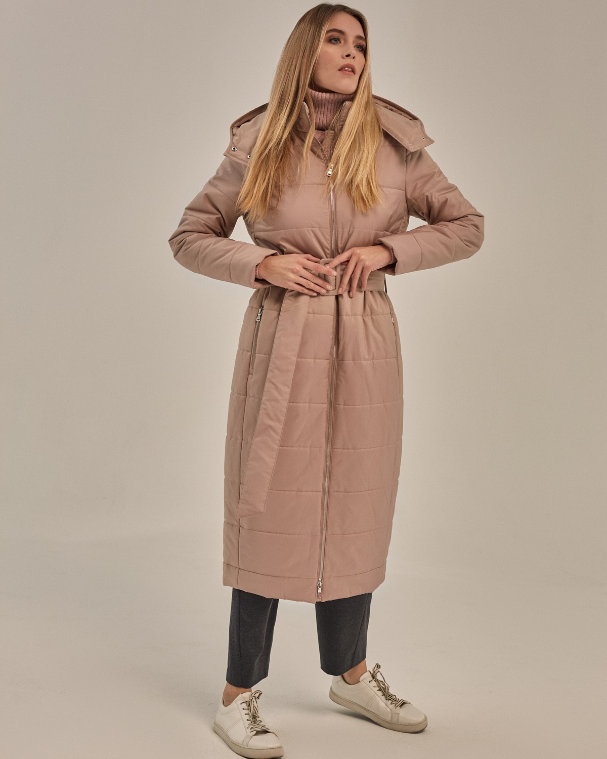 Пальто стеганое на био пухе. Модель однобортная прямого силуэта, дополнена поясом в тон изделия. Пуховик имеет карманы и теплый съемный капюшон, который способен защитить от ветра и снега.

Пуховик держит тепло до -10

На модели размер XS