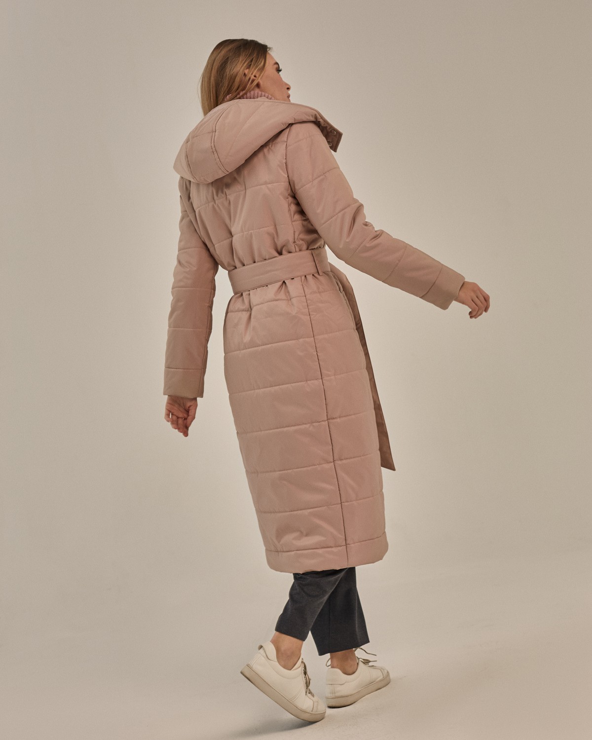 Пальто стеганое на био пухе. Модель однобортная прямого силуэта, дополнена поясом в тон изделия. Пуховик имеет карманы и теплый съемный капюшон, который способен защитить от ветра и снега.

Пуховик держит тепло до -10

На модели размер XS