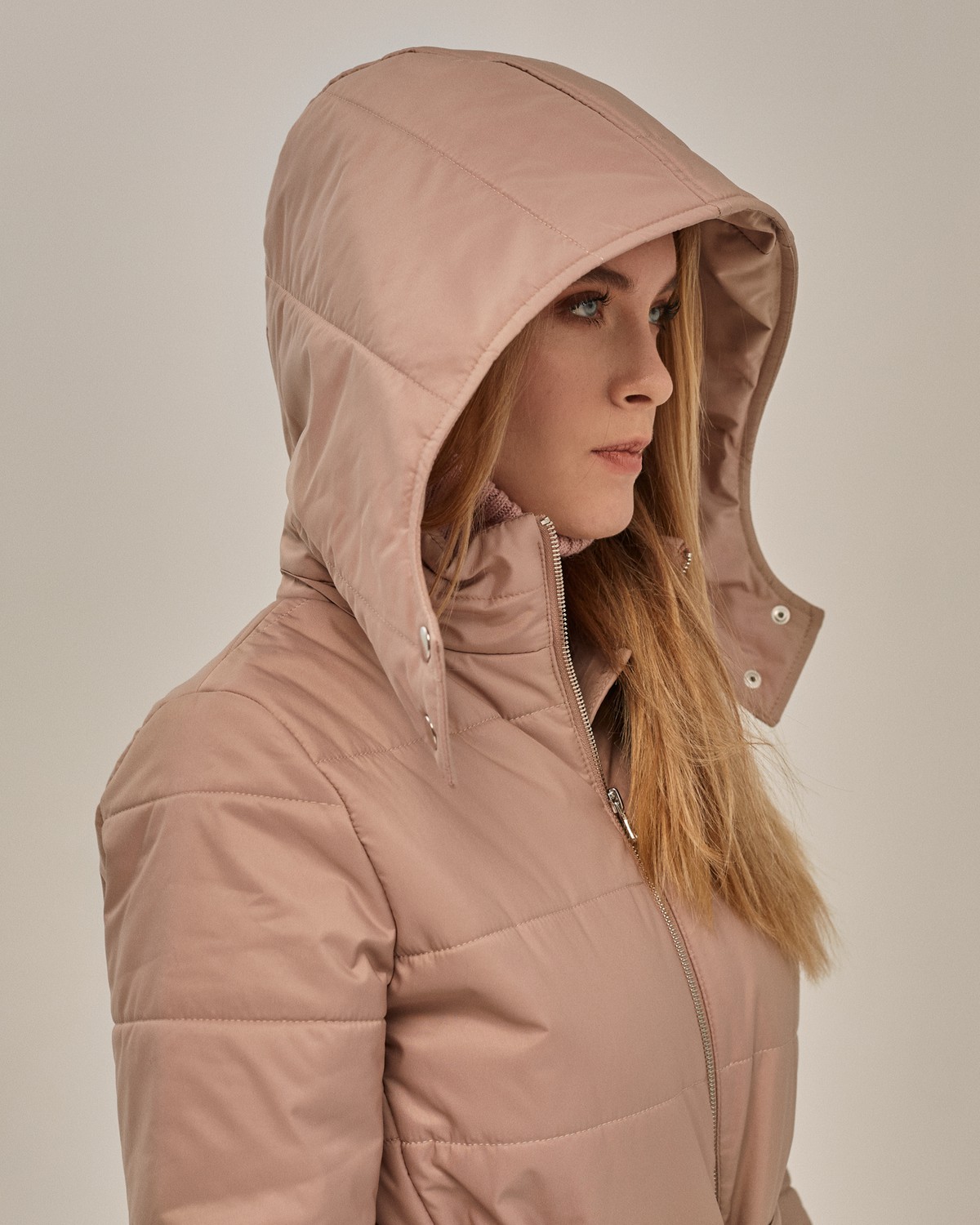 Пальто стеганое на био пухе. Модель однобортная прямого силуэта, дополнена поясом в тон изделия. Пуховик имеет карманы и теплый съемный капюшон, который способен защитить от ветра и снега.

Пуховик держит тепло до -10

На модели размер XS