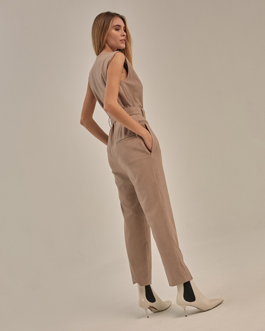 Комбинезон прямого силуэта с V-образным вырезом и укороченными штанинами. Модель дополнена пуговицей на передней части из полиэфира. Комбинезон со съемным поямом с 2 акцентными роговыми пуговицами. Можно сочетать как с лодочками для элегантного образа, так и с кроссовками для расслабленного лука.

На модели размер XS