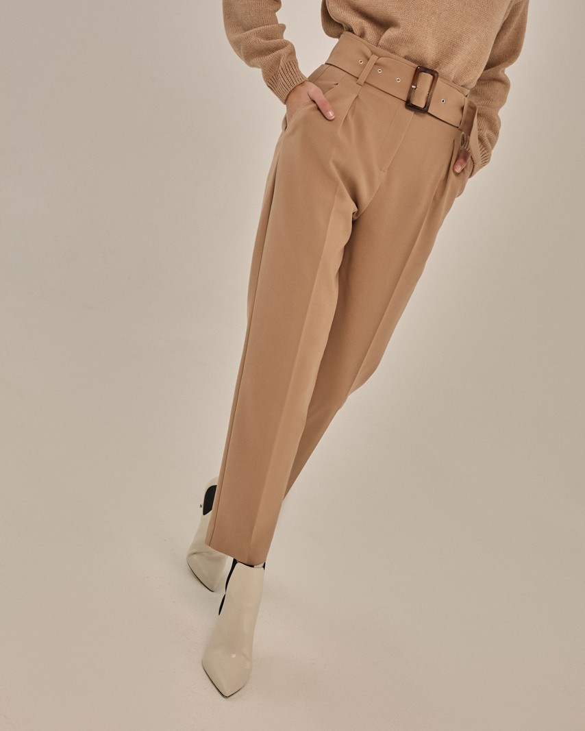 Слегка зауженные брюки на высокой талии. Дополнены поясом с трендовой в этом сезоне роговой пряжкой. Сочетайте с однотонным жакетом из комплекта для создания изысканного, делового или вечернего образа. Брюки этой модели выпускаются в нашей коллекции уже несколько сезонов подряд, поэтому их посадка безупречна.

На модели размер XS
