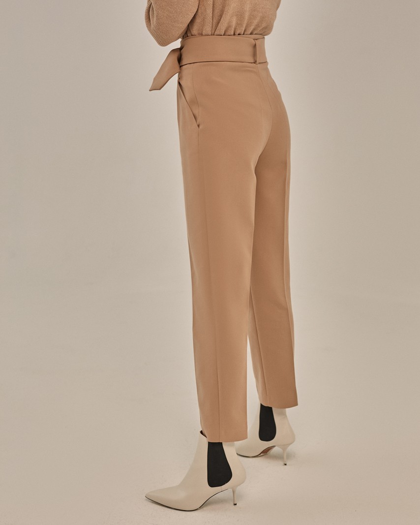 Слегка зауженные брюки на высокой талии. Дополнены поясом с трендовой в этом сезоне роговой пряжкой. Сочетайте с однотонным жакетом из комплекта для создания изысканного, делового или вечернего образа. Брюки этой модели выпускаются в нашей коллекции уже несколько сезонов подряд, поэтому их посадка безупречна.

На модели размер XS