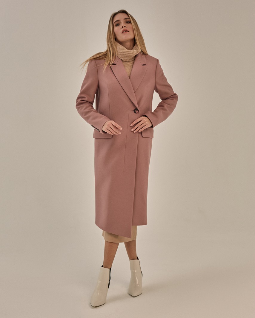 Пальто из шерсти с кашемиром прямого кроя с классической линией плеча. Однобортное, с асимметричным бортом, застегивается на одну пуговицу снаружи изделия и несколько скрытых пуговиц с внутренней стороны изделия. Идеальный вариант для любителей строгих и сдержанных силуэтов.

На модели размер XS
