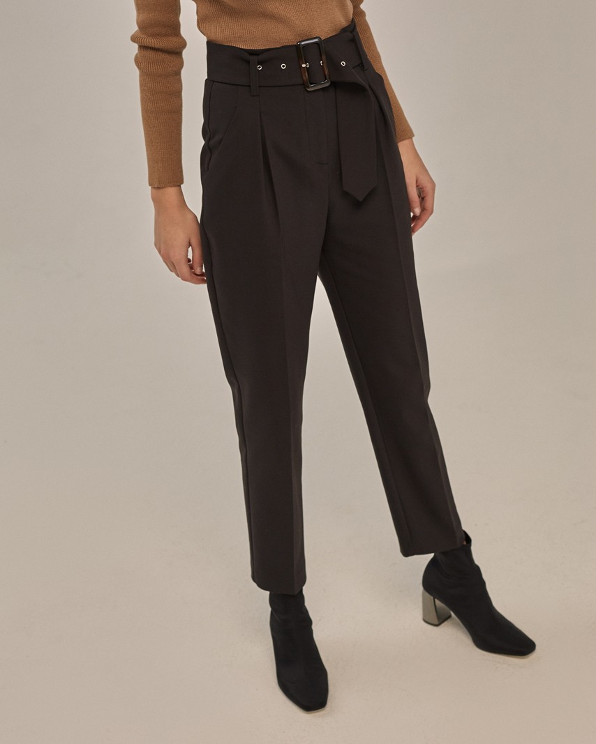 Брюки на высокой талии, цвет: Черный Allweneed Слегка зауженные брюки на высокой талии. Дополнены поясом с трендовой в этом сезоне роговой пряжкой. Сочетайте с однотонным жакетом из комплекта для создания изысканного, делового или вечернего образа. Брюки этой модели выпускаются в нашей коллекции уже несколько сезонов подряд, поэтому их посадка безупречна.
На модели размер XS