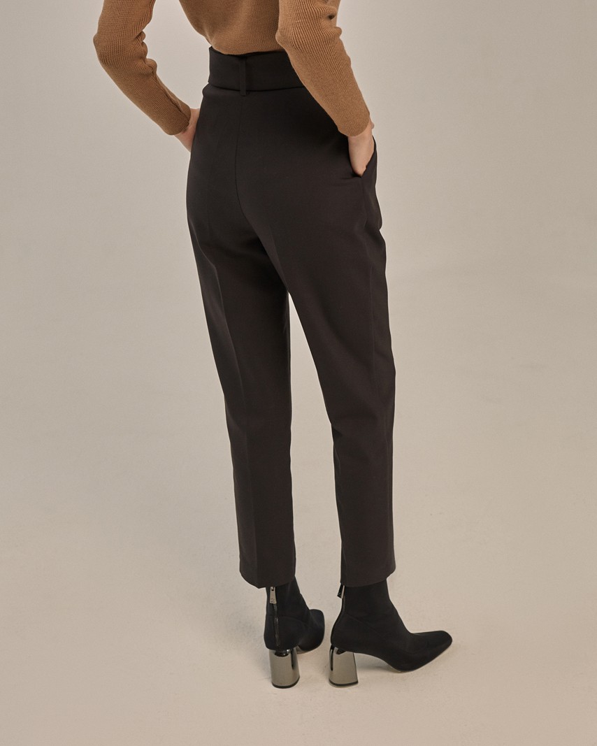 Брюки на высокой талии, цвет: Черный Allweneed Слегка зауженные брюки на высокой талии. Дополнены поясом с трендовой в этом сезоне роговой пряжкой. Сочетайте с однотонным жакетом из комплекта для создания изысканного, делового или вечернего образа. Брюки этой модели выпускаются в нашей коллекции уже несколько сезонов подряд, поэтому их посадка безупречна.
На модели размер XS