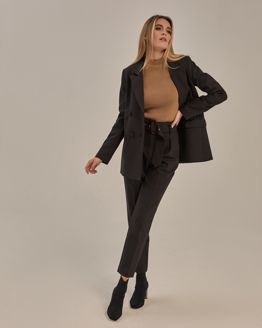 Брюки на высокой талии, цвет: Черный Allweneed Слегка зауженные брюки на высокой талии. Дополнены поясом с трендовой в этом сезоне роговой пряжкой. Сочетайте с однотонным жакетом из комплекта для создания изысканного, делового или вечернего образа. Брюки этой модели выпускаются в нашей коллекции уже несколько сезонов подряд, поэтому их посадка безупречна.
На модели размер XS