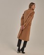 Пальто Naomi с асимметрией, цвет: кэмел Allweneed Пальто из шерсти с кашемиром прямого кроя с классической линией плеча. Однобортное, с асимметричным бортом, застегивается на одну пуговицу снаружи изделия и несколько скрытых пуговиц с внутренней стороны изделия. Идеальный вариант для любителей строгих и сдержанных силуэтов.
На модели размер XS