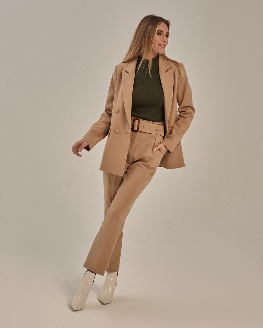 Слегка зауженные брюки на высокой талии. Дополнены поясом с трендовой в этом сезоне роговой пряжкой. Сочетайте с однотонным жакетом из комплекта для создания изысканного, делового или вечернего образа. Брюки этой модели выпускаются в нашей коллекции уже несколько сезонов подряд, поэтому их посадка безупречна.

На модели размер XS