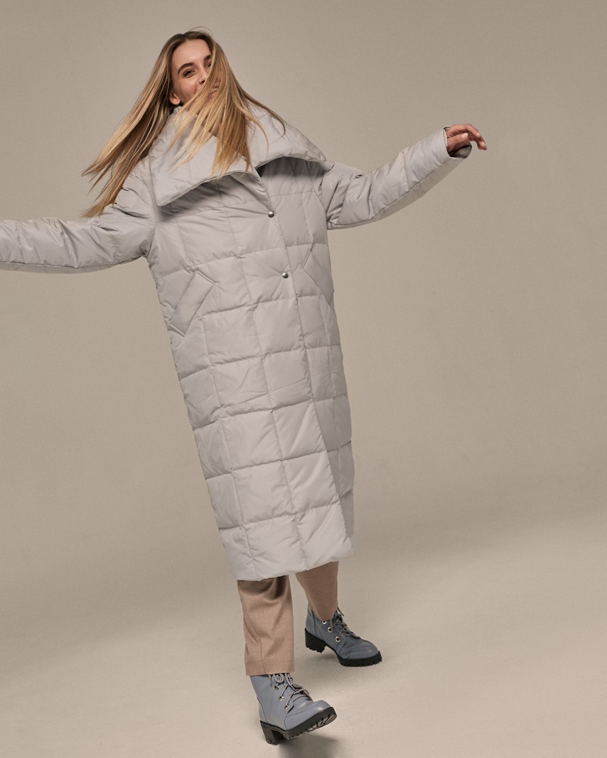 Пуховик-одеяло, цвет: светло-серый Allweneed Стеганый пуховик - пик популярности в этом сезоне. Данная модель дополненавысоким воротом. Он позволяет носить пуховик без шарфа.
Изделие дополнено втачными карманами.Застежка на кнопки.
У модели удобный крой рукава, что позволяет подвернуть или укоротить его.
Защищает от ветра и дождя, держит тепло до -25.
На модели размер XS/S