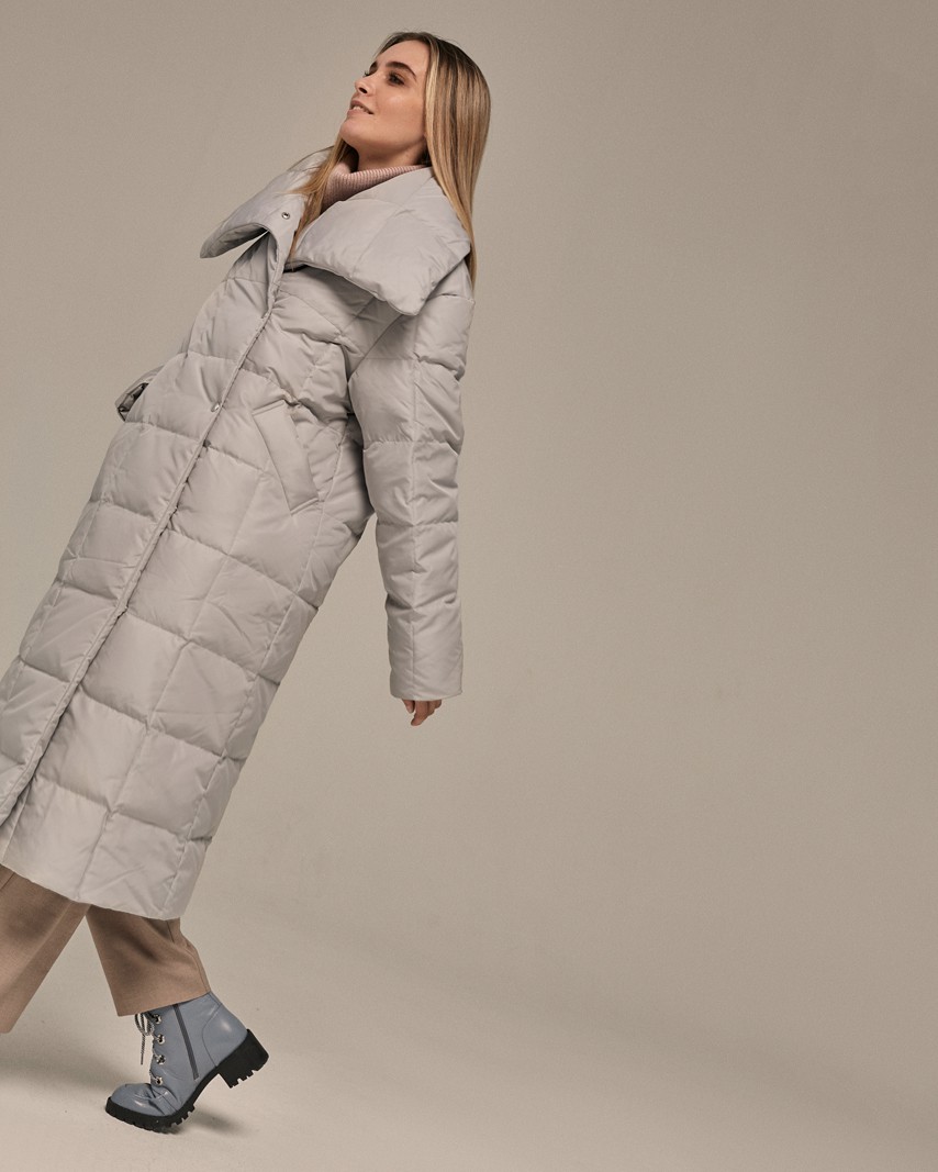 Пуховик-одеяло, цвет: светло-серый Allweneed Стеганый пуховик - пик популярности в этом сезоне. Данная модель дополненавысоким воротом. Он позволяет носить пуховик без шарфа.
Изделие дополнено втачными карманами.Застежка на кнопки.
У модели удобный крой рукава, что позволяет подвернуть или укоротить его.
Защищает от ветра и дождя, держит тепло до -25.
На модели размер XS/S