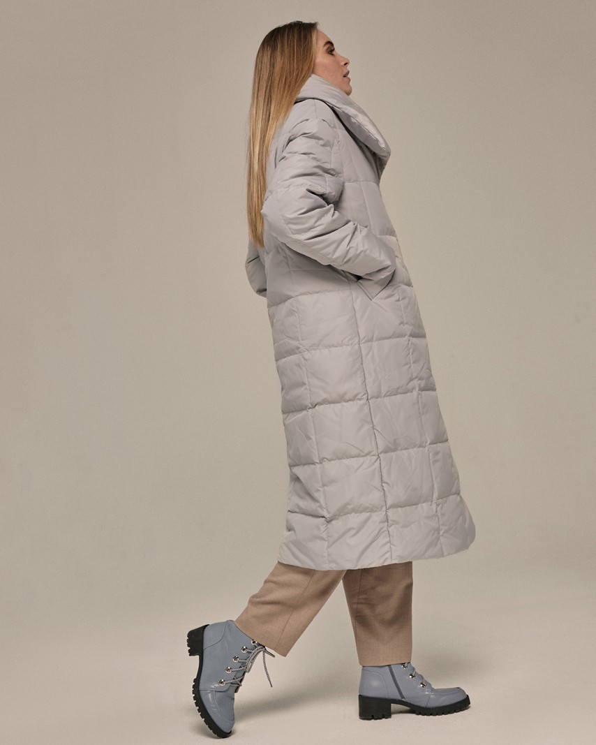 Пуховик-одеяло, цвет: светло-серый Allweneed Стеганый пуховик - пик популярности в этом сезоне. Данная модель дополненавысоким воротом. Он позволяет носить пуховик без шарфа.
Изделие дополнено втачными карманами.Застежка на кнопки.
У модели удобный крой рукава, что позволяет подвернуть или укоротить его.
Защищает от ветра и дождя, держит тепло до -25.
На модели размер XS/S