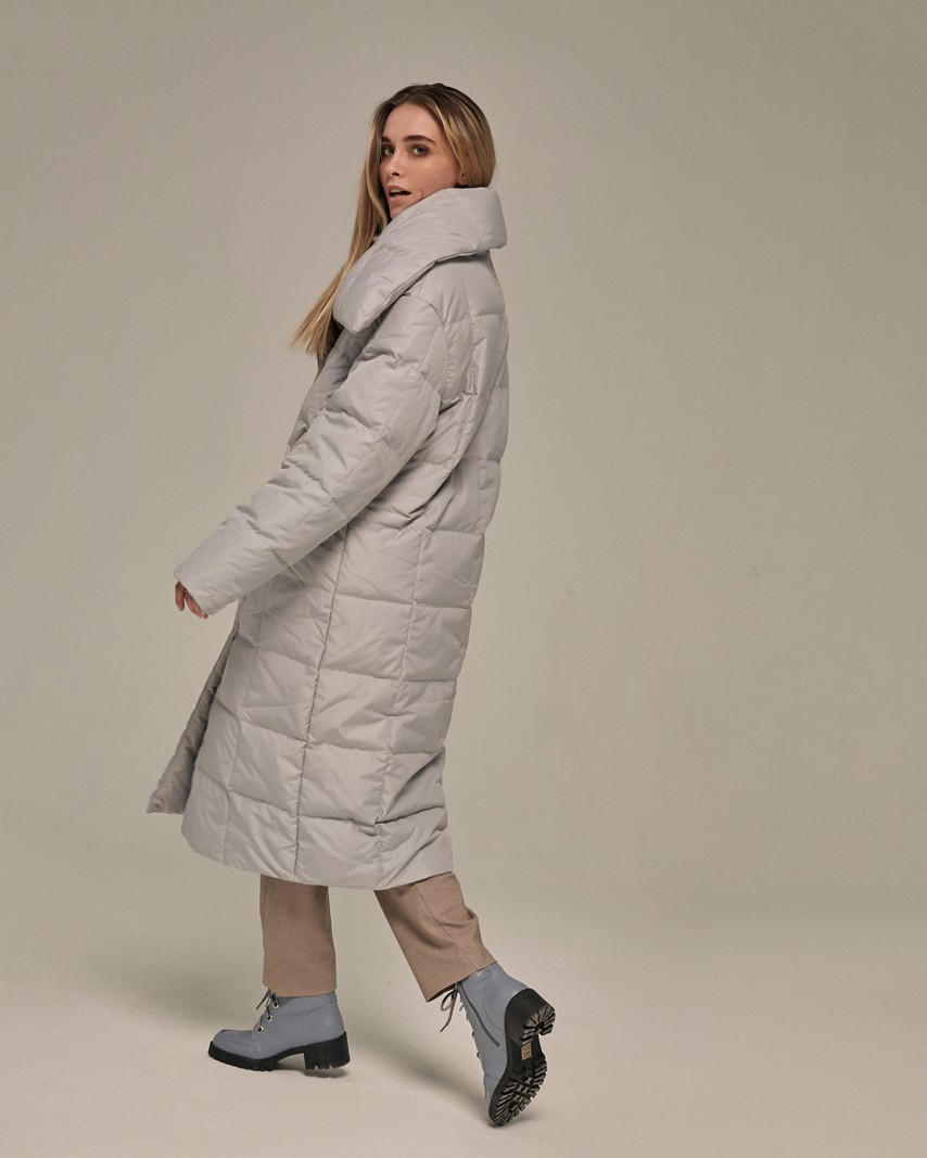 Пуховик-одеяло, цвет: светло-серый Allweneed Стеганый пуховик - пик популярности в этом сезоне. Данная модель дополненавысоким воротом. Он позволяет носить пуховик без шарфа.
Изделие дополнено втачными карманами.Застежка на кнопки.
У модели удобный крой рукава, что позволяет подвернуть или укоротить его.
Защищает от ветра и дождя, держит тепло до -25.
На модели размер XS/S