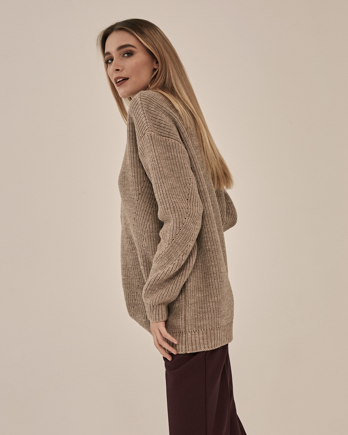 Теплый свитер с добавлением шерсти альпака. Модель дополнена фигурной вязкой спереди. Приятной особенностью является то, что свитер мягкий на ощупь и не колется. Сочетайте данную модель с джинсами или в деловом образе.