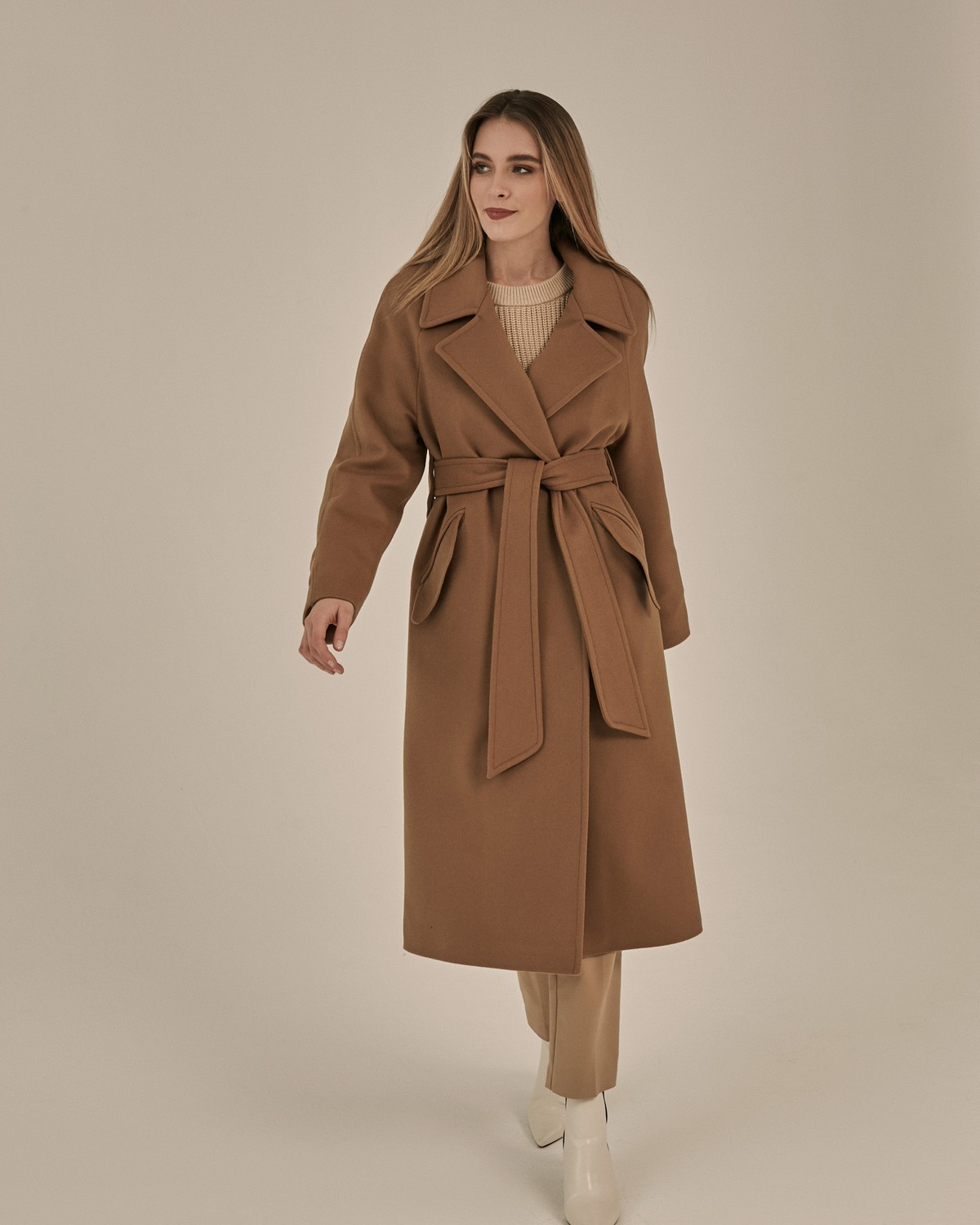 Пальто-халат длины миди с клапанами на карманах, рукавом реглан. Дополнено декоративными отстрочками и воротником-стойка с фигурным вырезом. Данная модель красиво подчеркивает женственные формы за счет пояса.

Пальто утеплено и будет греть вас до -10.

На модели размер XS