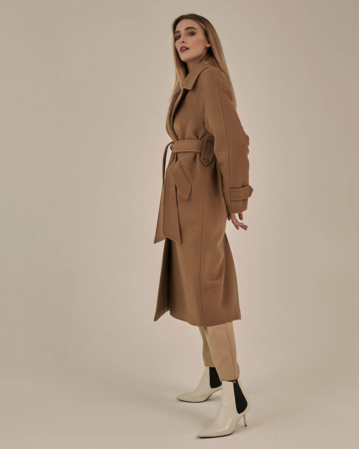 Пальто-халат длины миди с клапанами на карманах, рукавом реглан. Дополнено декоративными отстрочками и воротником-стойка с фигурным вырезом. Данная модель красиво подчеркивает женственные формы за счет пояса.

Пальто утеплено и будет греть вас до -10.

На модели размер XS