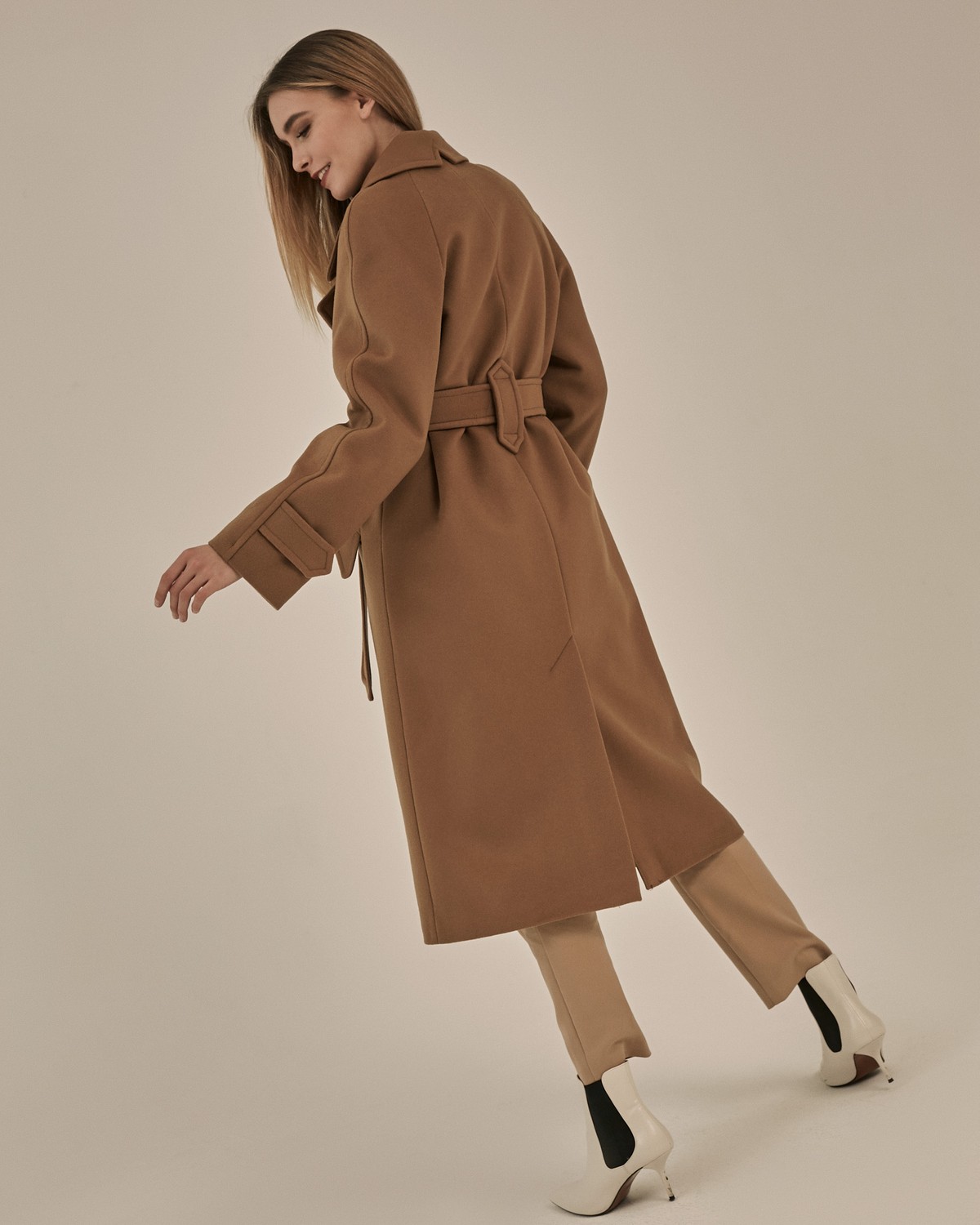 Пальто-халат длины миди с клапанами на карманах, рукавом реглан. Дополнено декоративными отстрочками и воротником-стойка с фигурным вырезом. Данная модель красиво подчеркивает женственные формы за счет пояса.

Пальто утеплено и будет греть вас до -10.

На модели размер XS