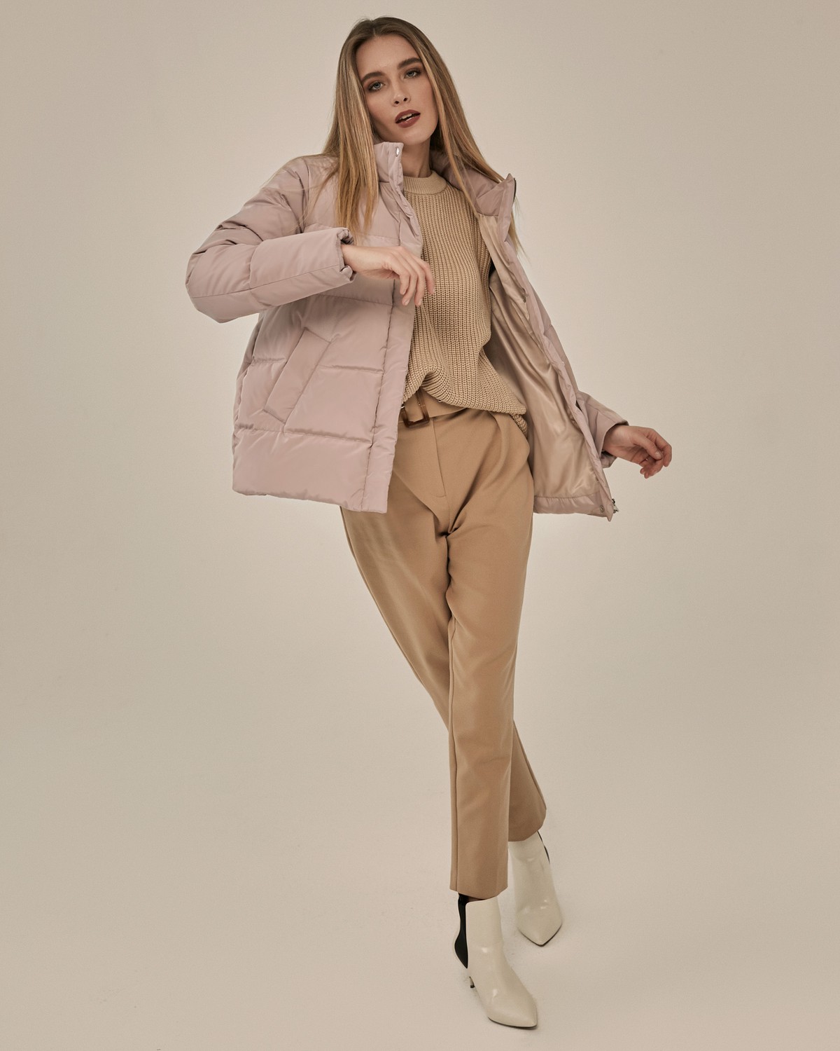 Пуховик укороченный, цвет: бежево-розовый Allweneed Укороченный прямой пуховик. Застежка на кнопки и молнию. Модель дополнена караманами. Ткань водоотталкивающая, не пропускает влагу и быстро сохнет в помещении.
Благодаря утеплителю пуховик способен выдержать холода до -25 градусов.
На модели размер XS