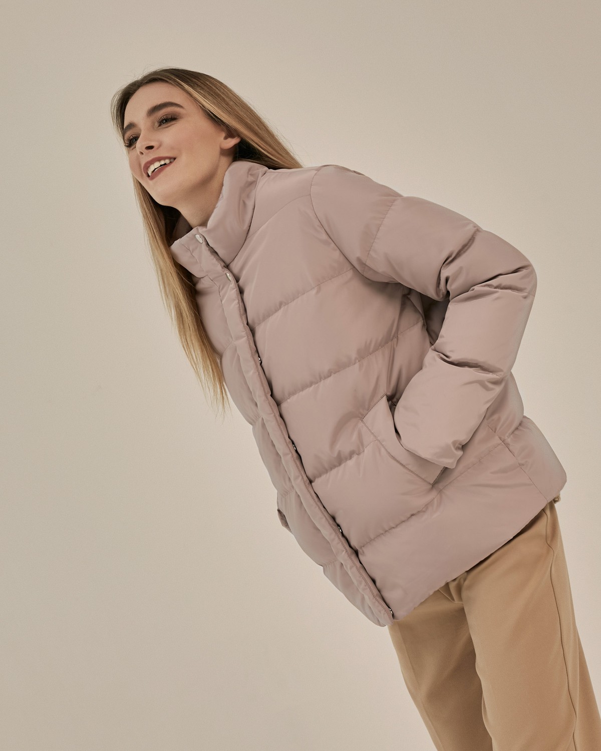 Пуховик укороченный, цвет: бежево-розовый Allweneed Укороченный прямой пуховик. Застежка на кнопки и молнию. Модель дополнена караманами. Ткань водоотталкивающая, не пропускает влагу и быстро сохнет в помещении.
Благодаря утеплителю пуховик способен выдержать холода до -25 градусов.
На модели размер XS